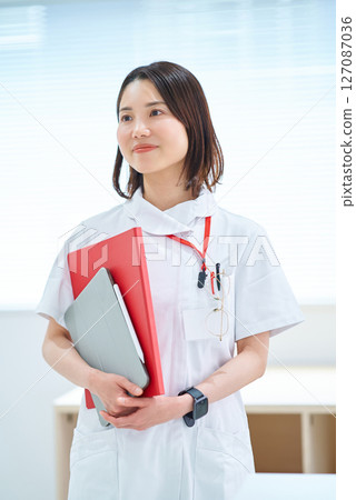 白色的一位女士 127087036