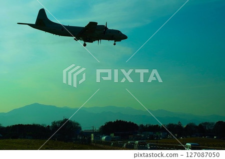 傍晚時分,一架巡邏機接近厚木空軍基地 傍晚時分,一架巡邏機接近厚木空軍基地 127087050