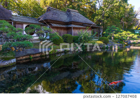 岡山縣岡山市的秋天,日本三大名園,後樂園的紅葉 岡山縣岡山市的秋天,日本三大名園,後樂園的紅葉 127087408