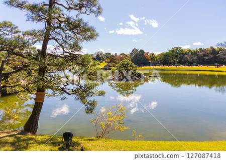 岡山縣岡山市的秋天,日本三大名園,後樂園的紅葉 岡山縣岡山市的秋天,日本三大名園,後樂園的紅葉 127087418
