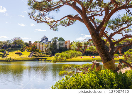 岡山縣岡山市的秋天,日本三大名園,後樂園的紅葉 岡山縣岡山市的秋天,日本三大名園,後樂園的紅葉 127087420