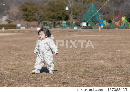 [一歲兒童在相模原市立麻溝公園的草地上玩耍] 127088435