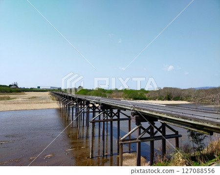 Yawata City: A floating bridge over the Kizu River Yawata City: A floating bridge over the Kizu River 127088556