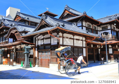 [Ehime Prefecture] Dogo Onsen Main Building and rickshaw on a clear day 127088941
