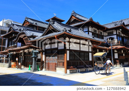 [愛媛郡]晴天時的道後溫泉本館與人力車 127088942