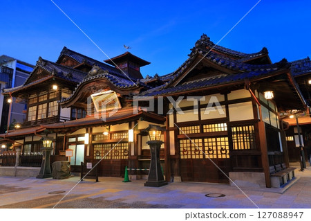 【愛媛郡】道後溫泉本館翻新後的夜景 127088947