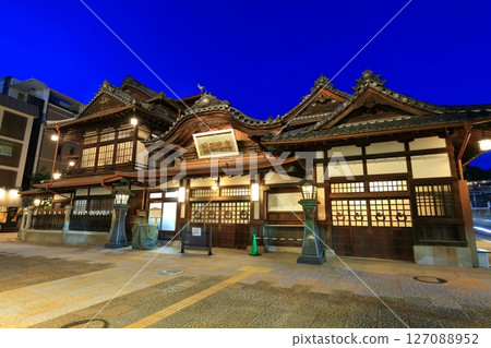 【愛媛郡】道後溫泉本館翻新後的夜景 【愛媛郡】道後溫泉本館翻新後的夜景 127088952