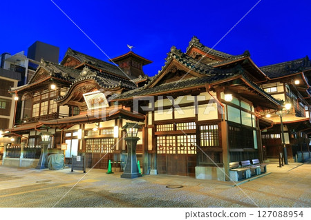 【愛媛郡】道後溫泉本館翻新後的夜景 127088954