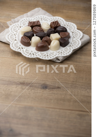 木桌上的巧克力拼盤，有影印空間 127089869