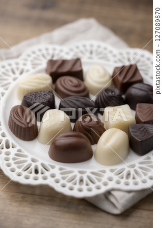 擺在木桌上看起來很棒的巧克力拼盤 127089870