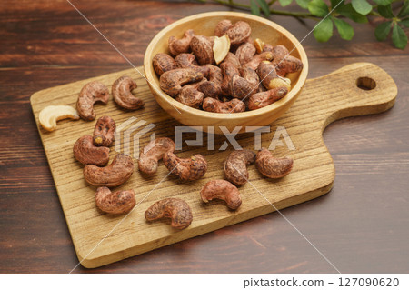 cashew nuts with skin 127090620