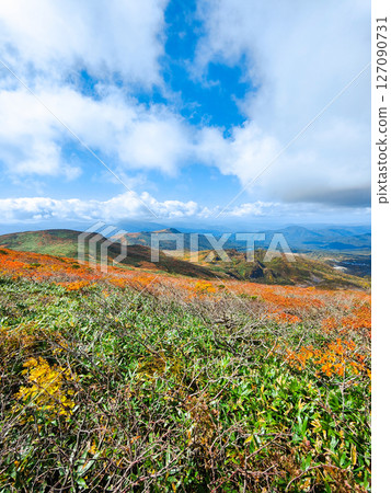秋季攀登栗駒山（栗駒山～益武山：眺望益武山和菅原湖） 127090731