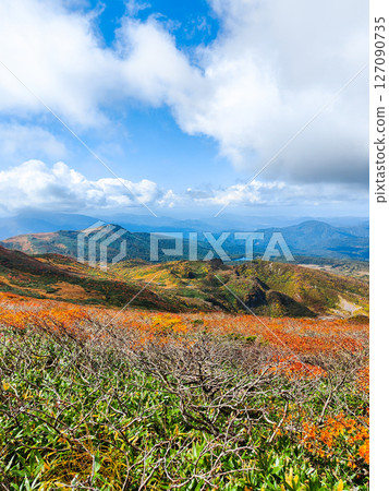 秋季攀登栗駒山（栗駒山～益武山：眺望益武山和菅原湖） 127090735
