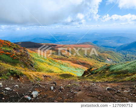 秋季攀登栗駒山（栗駒山～益嶽山：岩鏡平方向的景色） 127090752