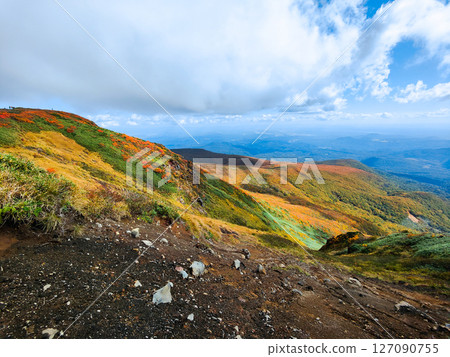秋季攀登栗駒山（栗駒山～益嶽山：岩鏡平方向的景色） 127090755