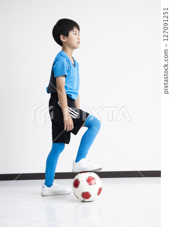 有足球的一個男孩 127091251