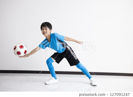 有足球的一個男孩 127091287