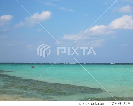 新莊海灘的大海和皮划艇(沖繩縣宮古島) 新莊海灘的大海和皮划艇(沖繩縣宮古島) 127091299