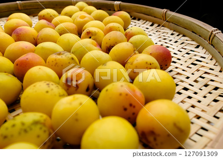 竹籃裡排列著大而成熟的李子果實_6 竹籃裡排列著大而成熟的李子果實_6 127091309