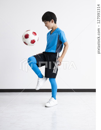 孩子踢足球 127091314