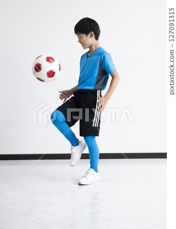 孩子踢足球 127091315