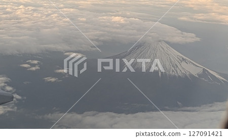 從飛機上看到的富士山就像紅色的富士 從飛機上看到的富士山就像紅色的富士 127091421