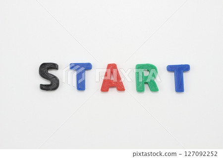 彩色的「START」字樣象徵著新的開始 彩色的「START」字樣象徵著新的開始 127092252
