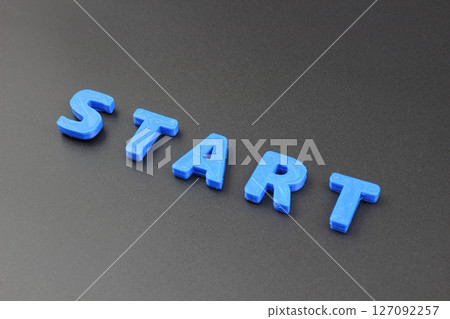 藍色的“START”字樣漂浮在黑暗中 127092257