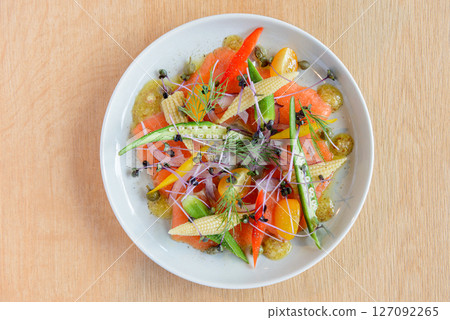 鮭魚薄片,沙拉 鮭魚薄片,沙拉 127092265