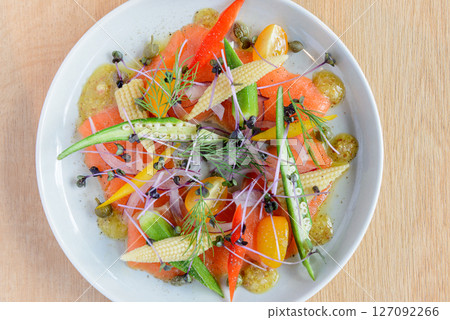 鮭魚薄片,沙拉 鮭魚薄片,沙拉 127092266