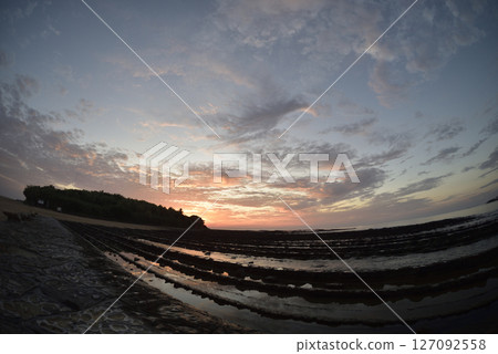 Morning glow of Qingdao coast 127092558