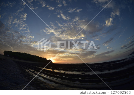Morning glow of Qingdao coast 127092563
