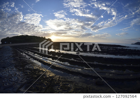 Morning glow of Qingdao coast 127092564