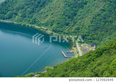 從滋賀縣長濱市志津嶽山頂眺望琵琶湖 127092649