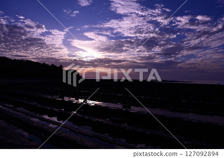 Morning glow of Qingdao coast 127092894