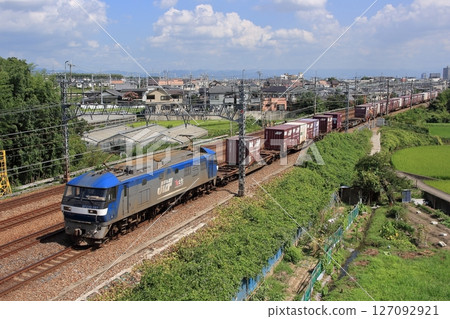 EF210-161牽引的貨運列車在京阪神風景行駛在JR京都線上，拍攝於2010年8月26日 127092921