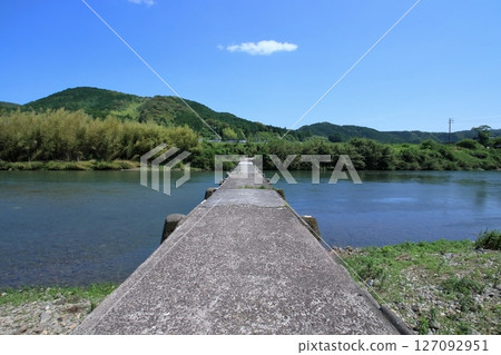 Crossing the Wakai Submerged Bridge in early summer (Shimanto Town, Kochi Prefecture) 127092951