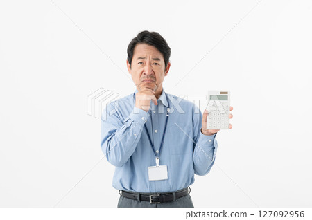 拿著計算器的中年商人 拿著計算器的中年商人 127092956