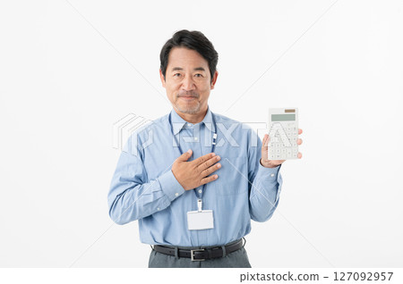 拿著計算器的中年商人 拿著計算器的中年商人 127092957