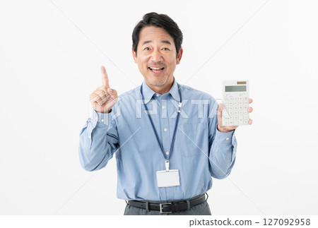 拿著計算器的中年商人 拿著計算器的中年商人 127092958