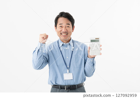 拿著計算器的中年商人 拿著計算器的中年商人 127092959