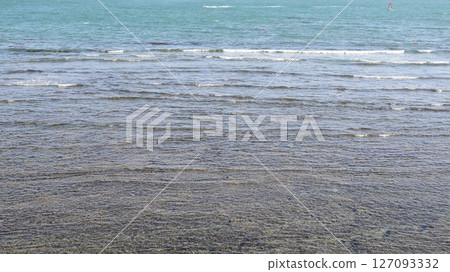 Shallow rocks 127093332