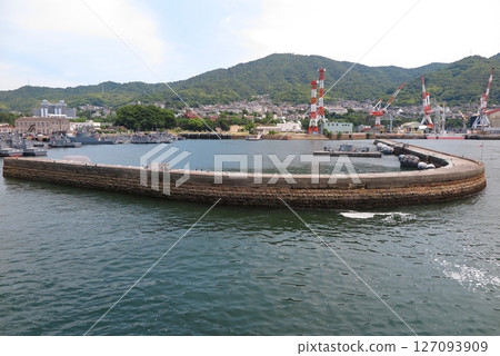 從渡輪上眺望吳市:海上自衛隊碼頭 從渡輪上眺望吳市:海上自衛隊碼頭 127093909
