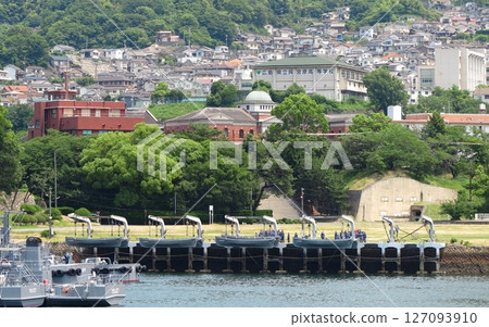 從渡輪上看到的吳市景色:日本海上自衛隊吳市支部,那裡仍保留著以前的軍事地下設施 從渡輪上看到的吳市景色:日本海上自衛隊吳市支部,那裡仍保留著以前的軍事地下設施 127093910