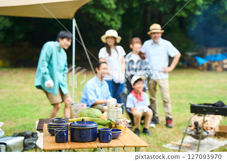 露營圖片三代人露營戶外烤肉BBQ家庭汽車露營地 127093970