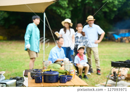 露營圖片三代人露營戶外烤肉BBQ家庭汽車露營地 127093971