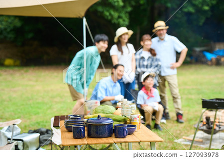 露營圖片三代人露營戶外烤肉BBQ家庭汽車露營地 127093978