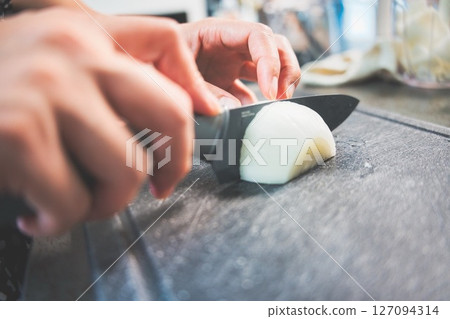 切洋蔥的手的特寫 127094314