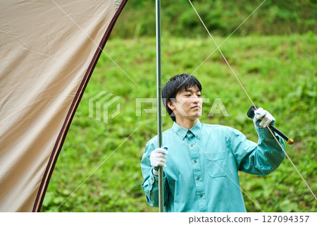Tent setup, camping, outdoor, barbecue, BBQ, family, parent and child 127094357