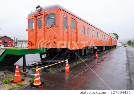 位於 Nigiwai 廣場的 Kiha 22 柴油火車(下川鎮,下雨天) 位於 Nigiwai 廣場的 Kiha 22 柴油火車(下川鎮,下雨天) 127094425